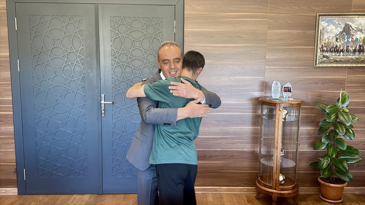 Serebral palsili Fatih pes etmeyerek emniyet müdürünün desteğiyle ayağa kalktı
