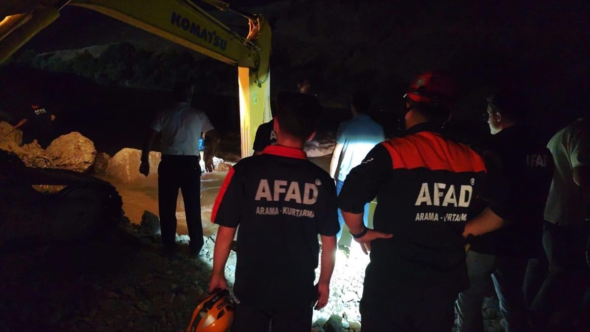 Siirt’te su seviyesi yükselen çayda mahsur kalan genç ekskavatör yardımıyla kurtarıldı