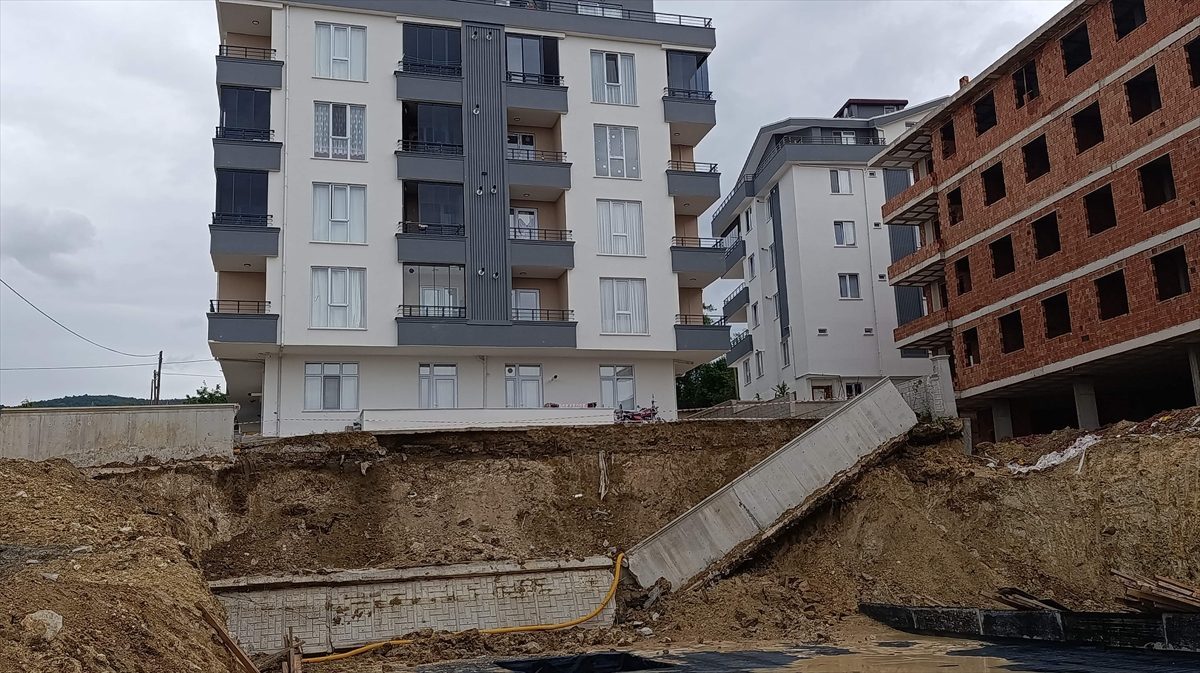 Sinop’ta bir binanın istinat duvarı çöktü