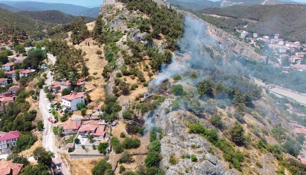 Sinop’ta Boyabat Kalesi eteklerinde çıkan örtü yangını söndürüldü