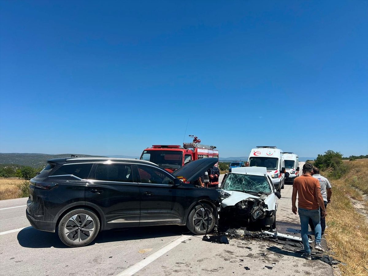 Sinop’ta ciple otomobilin çarpıştığı kazada 6 kişi yaralandı
