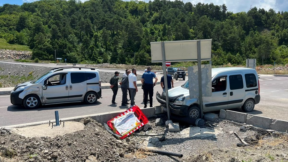 Sinop’ta iki aracın çarpıştığı kazada 4 kişi yaralandı