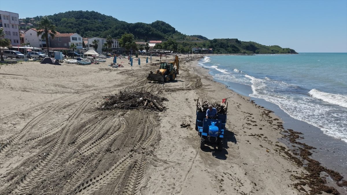 Sinop’ta sağanağın ardından kirlenen sahilde temizlik çalışması başlatıldı