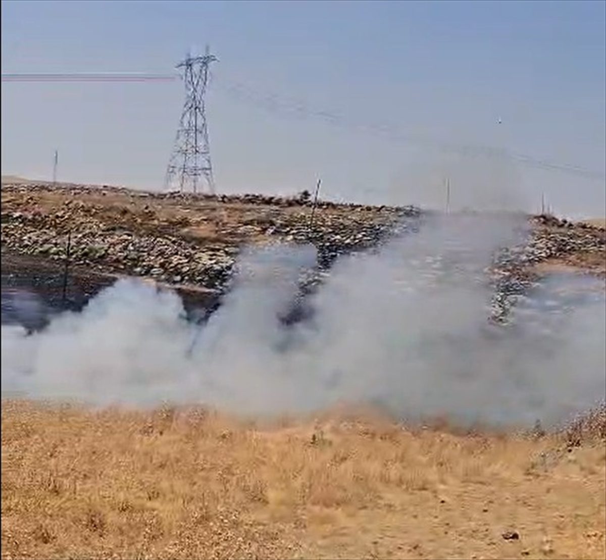 Şırnak’ta Ziraat Fakültesi bahçesinde başlayıp çevreye yayılan anız yangını söndürüldü
