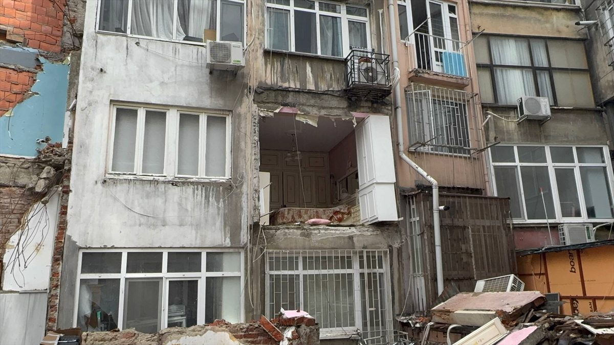 Şişli’de bir dairenin odasının duvarı yıkıldı