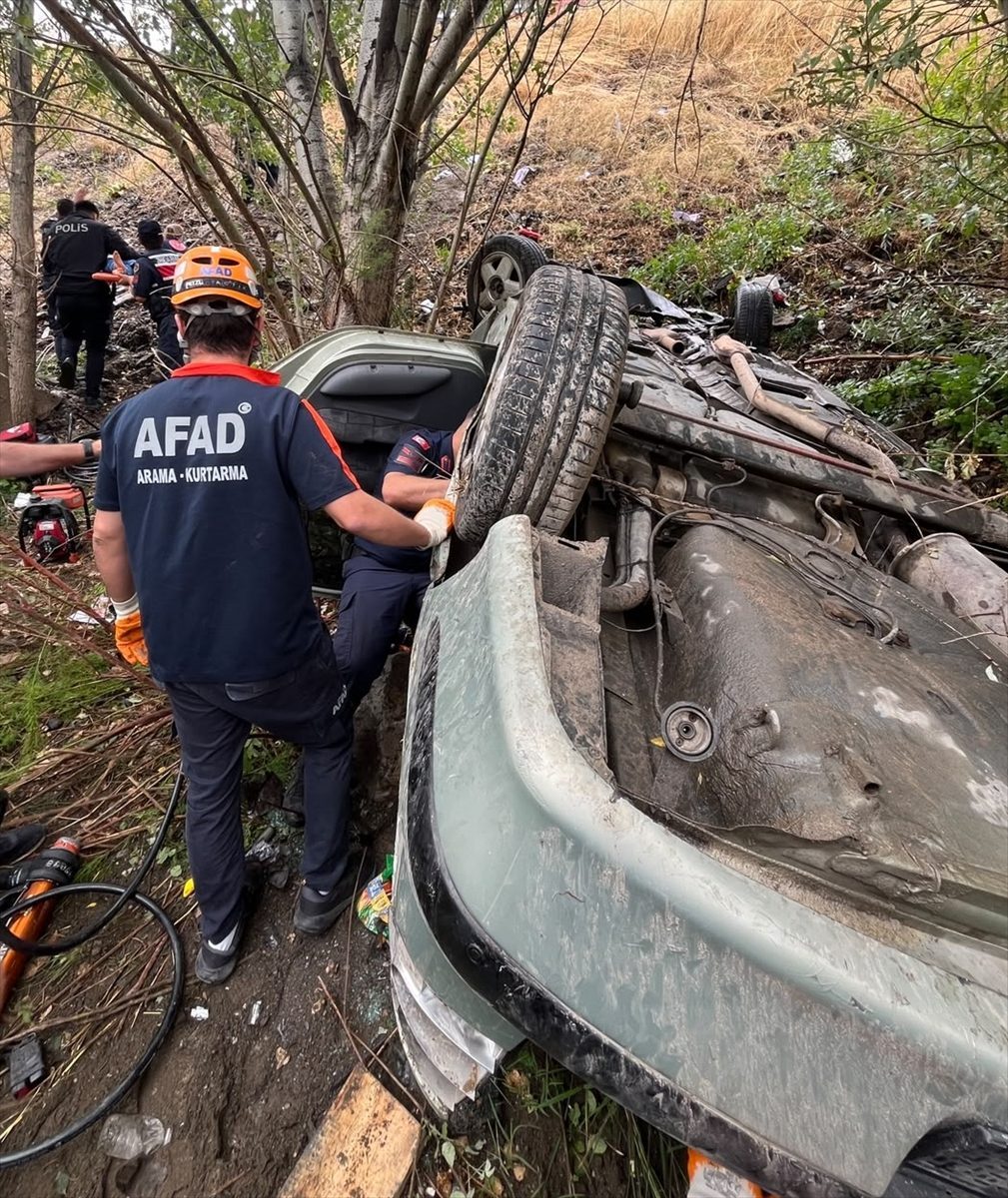 Sivas’ta devrilen otomobildeki 1 çocuk öldü, 4 kişi yaralandı