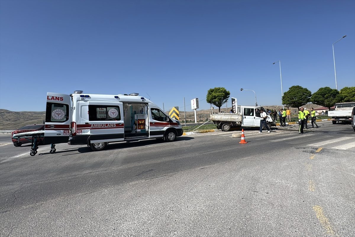 Sivas’ta iki kamyonetin çarpıştığı kazada 5 kişi yaralandı
