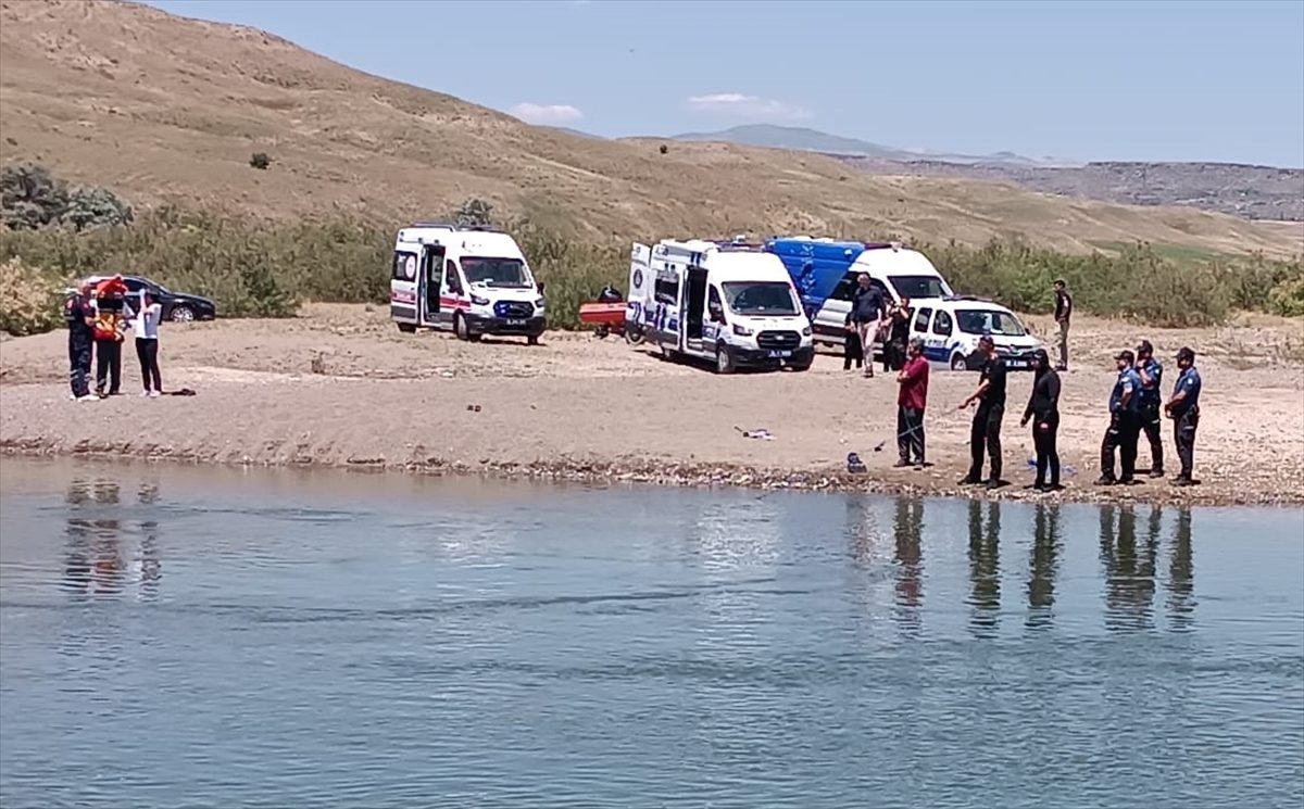 Sivas’ta Kızılırmak’ta akıntıya kapılan 3 kişiden 2’si kayboldu