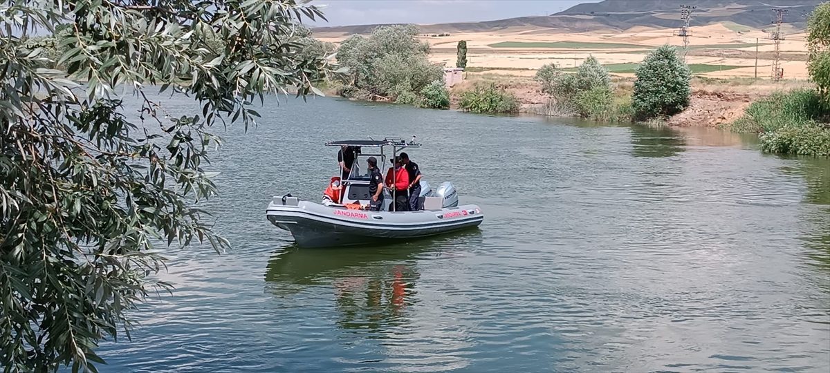 Sivas’ta Kızılırmak’ta akıntıya kapılarak kaybolan çocuğu arama çalışmaları sürüyor
