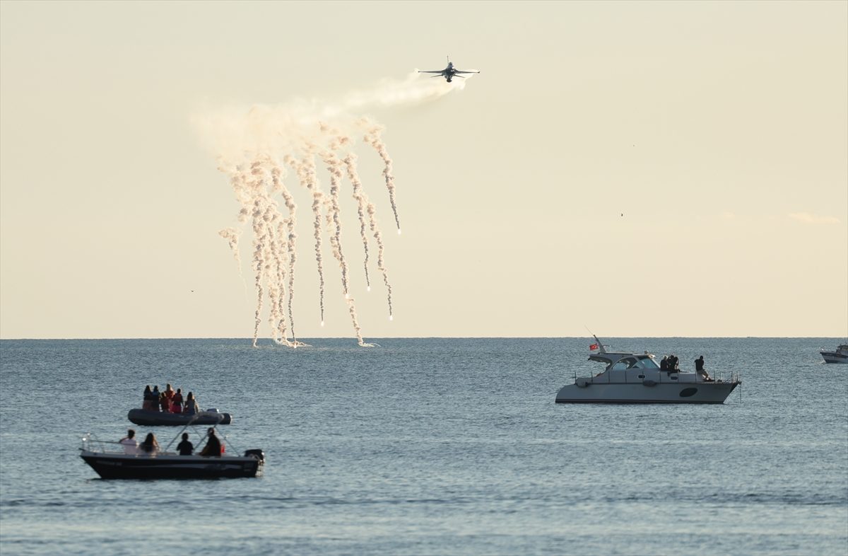 SOLOTÜRK Zonguldak’ta gösteri uçuşu yaptı