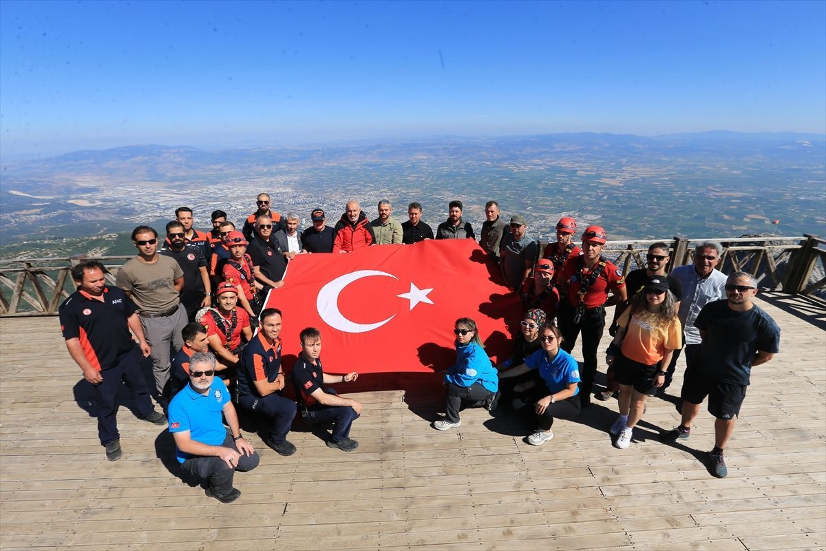 Spil Dağı zirvesindeki Türk bayrağı 15 Temmuz dolayısıyla yenilendi