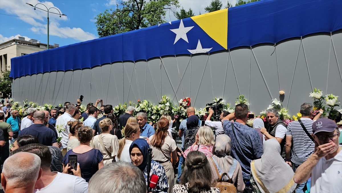 Srebrenitsa Soykırımı kurbanlarının cenazeleri, Saraybosna’dan Potoçari Anıt Mezarlığı’na uğurlandı
