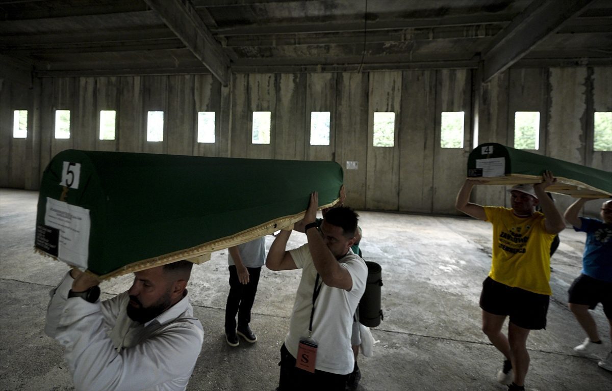 Srebrenitsa’daki soykırım kurbanlarından 10’unun cenazesi defnedilecekleri anıt mezarlığa taşındı