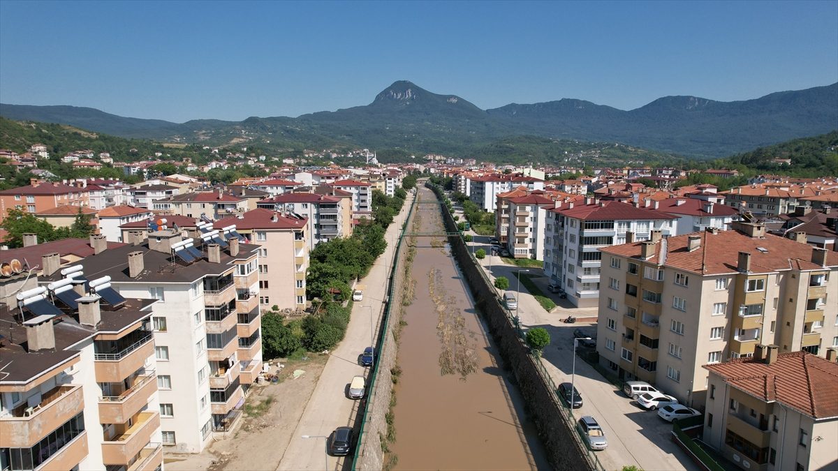 Su baskınından etkilenen Cide’de çalışmalar devam ediyor