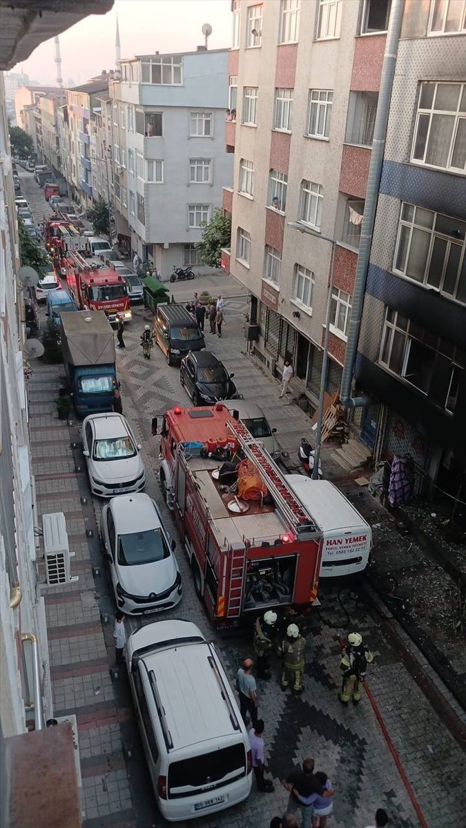 Sultangazi’de bir iş yerinde çıkan yangın söndürüldü