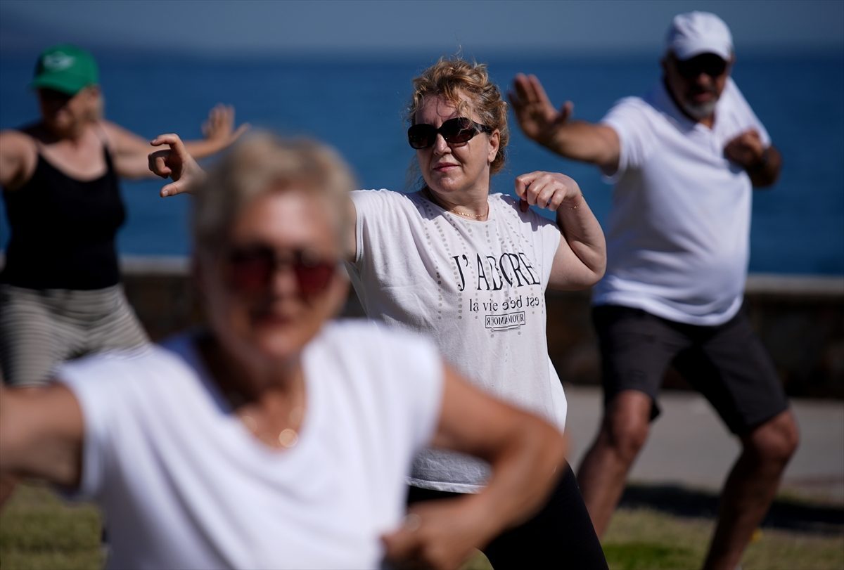 Tai chi dersleri denge ve huzur arayanları sahilde buluşturuyor