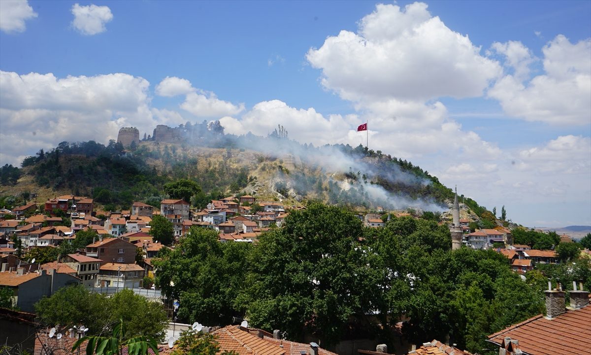 GÜNCELLEME – Tarihi Kütahya Kalesi’nde çıkan yangın kontrol altına alındı