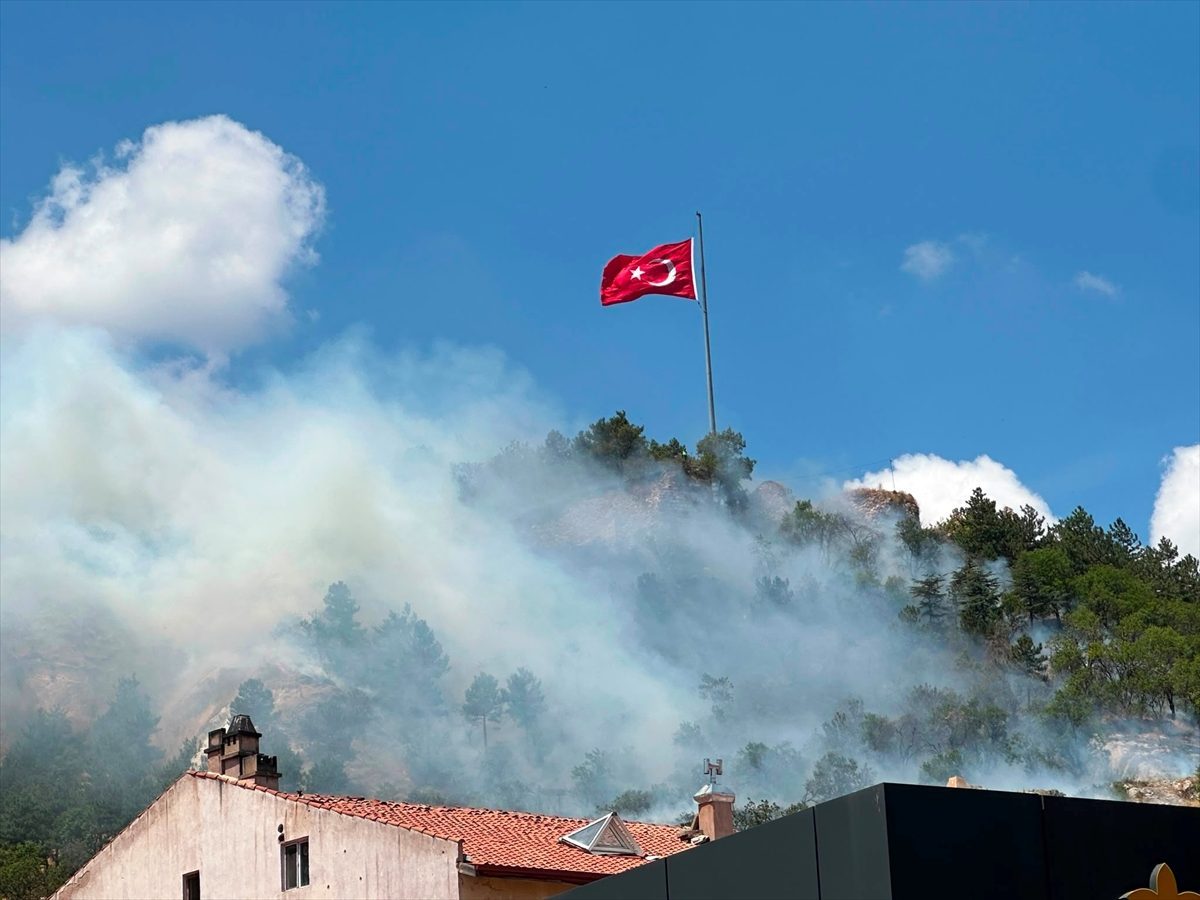 Tarihi Kütahya Kalesi’nde çıkan yangına müdahale ediliyor