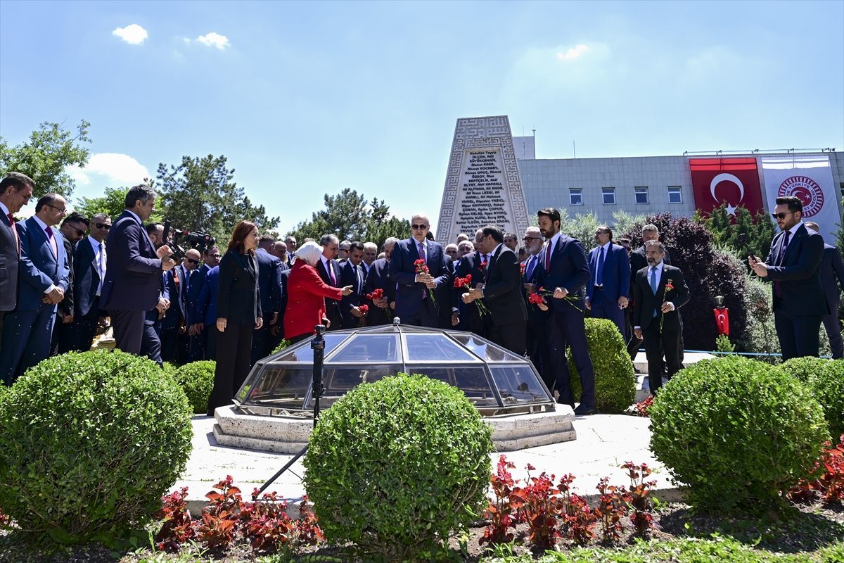 TBMM Başkanı Kurtulmuş, 15 Temmuz’da Meclis’te bombalanan alanlara karanfil bıraktı