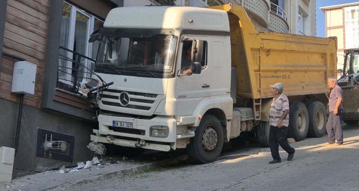 Tekirdağ’da freni boşalan kamyon eve çarptı
