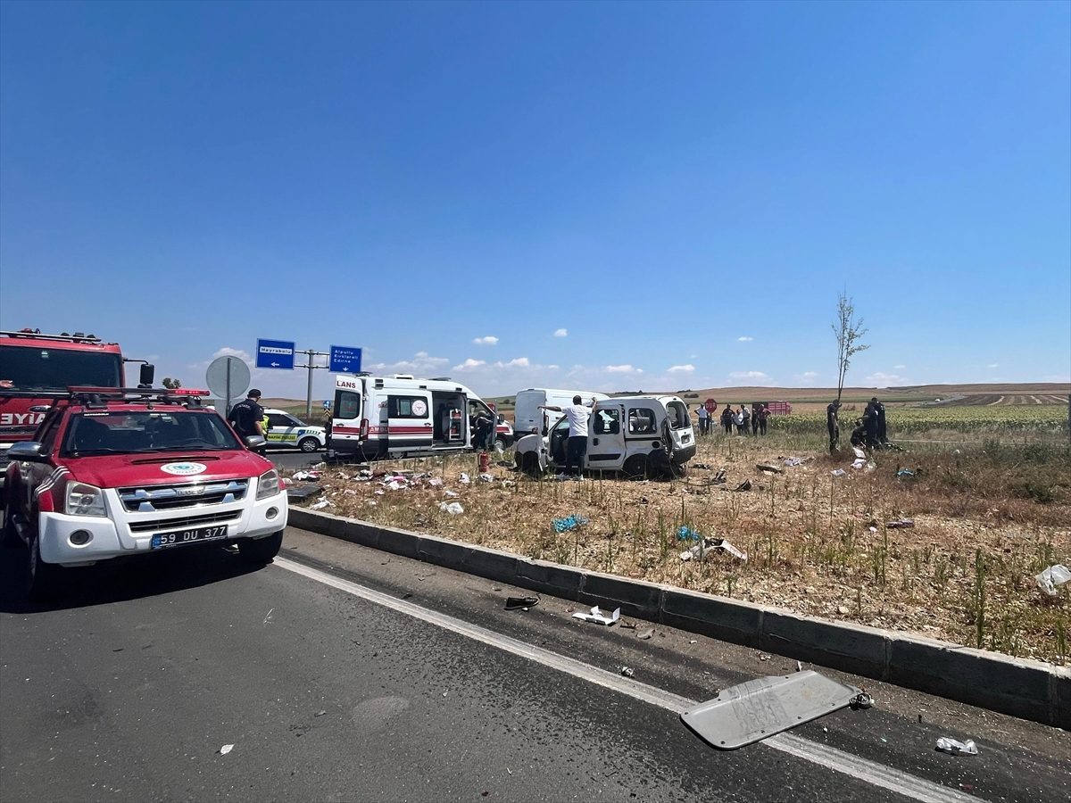 Tekirdağ’da kamyonla hafif ticari aracın çarpıştığı kazada 2 kişi öldü, 3 kişi yaralandı