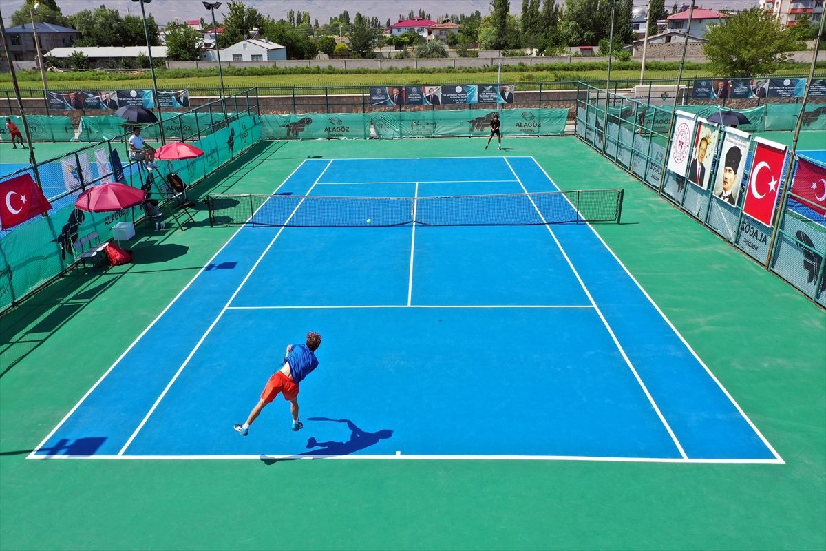 Tenis tutkunları her yıl kayısı hasadında yurdun en doğusunda buluşuyor