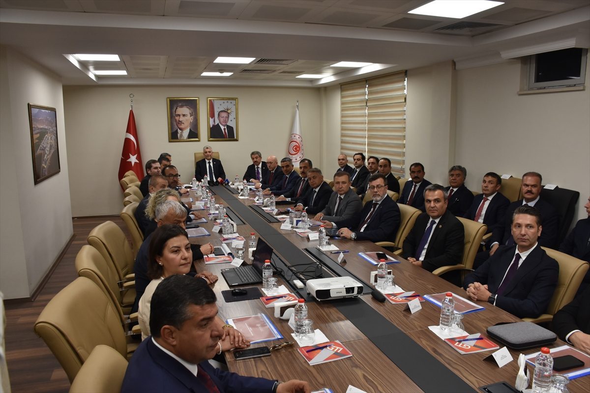 Ticaret Bakanı Bolat, Habur Sınır Kapısı’nda incelemelerde bulundu: