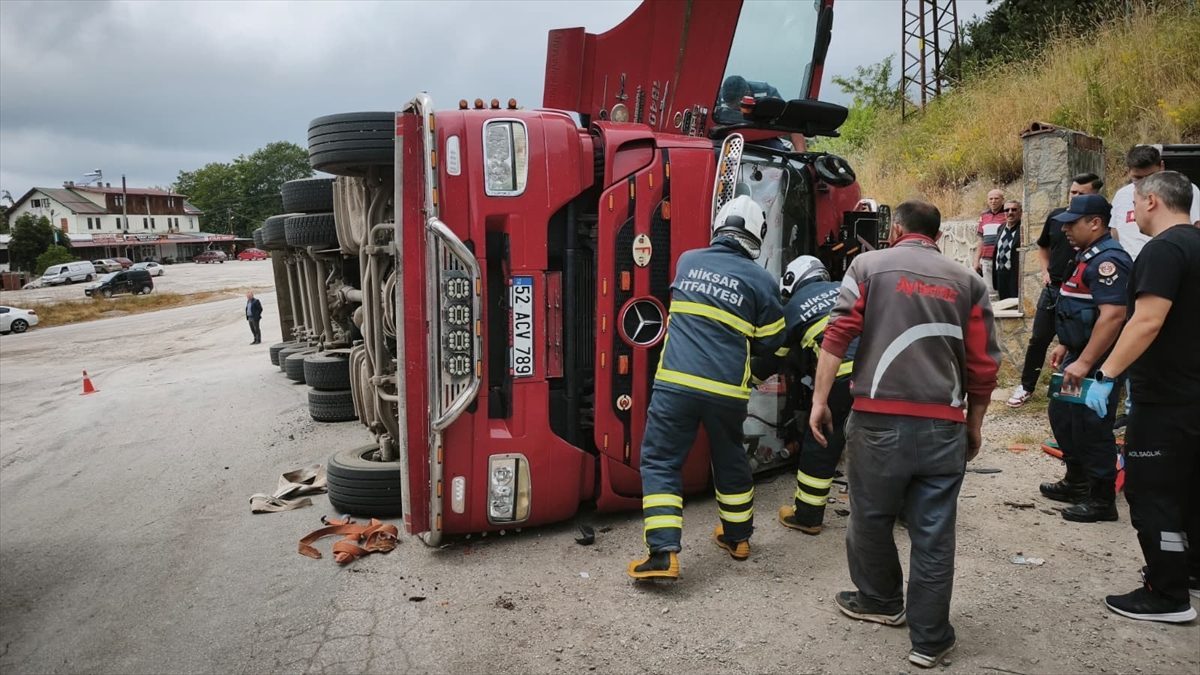 Tokat’ta devrilen kamyondaki 3 kişi yaralandı