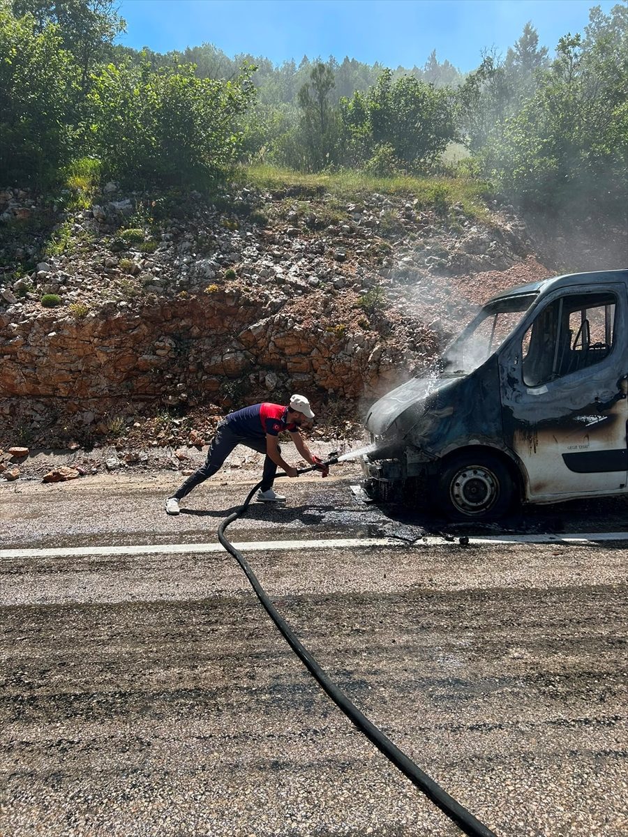 Tokat’ta seyir halindeki kamyonet yanarak kullanılamaz hale geldi
