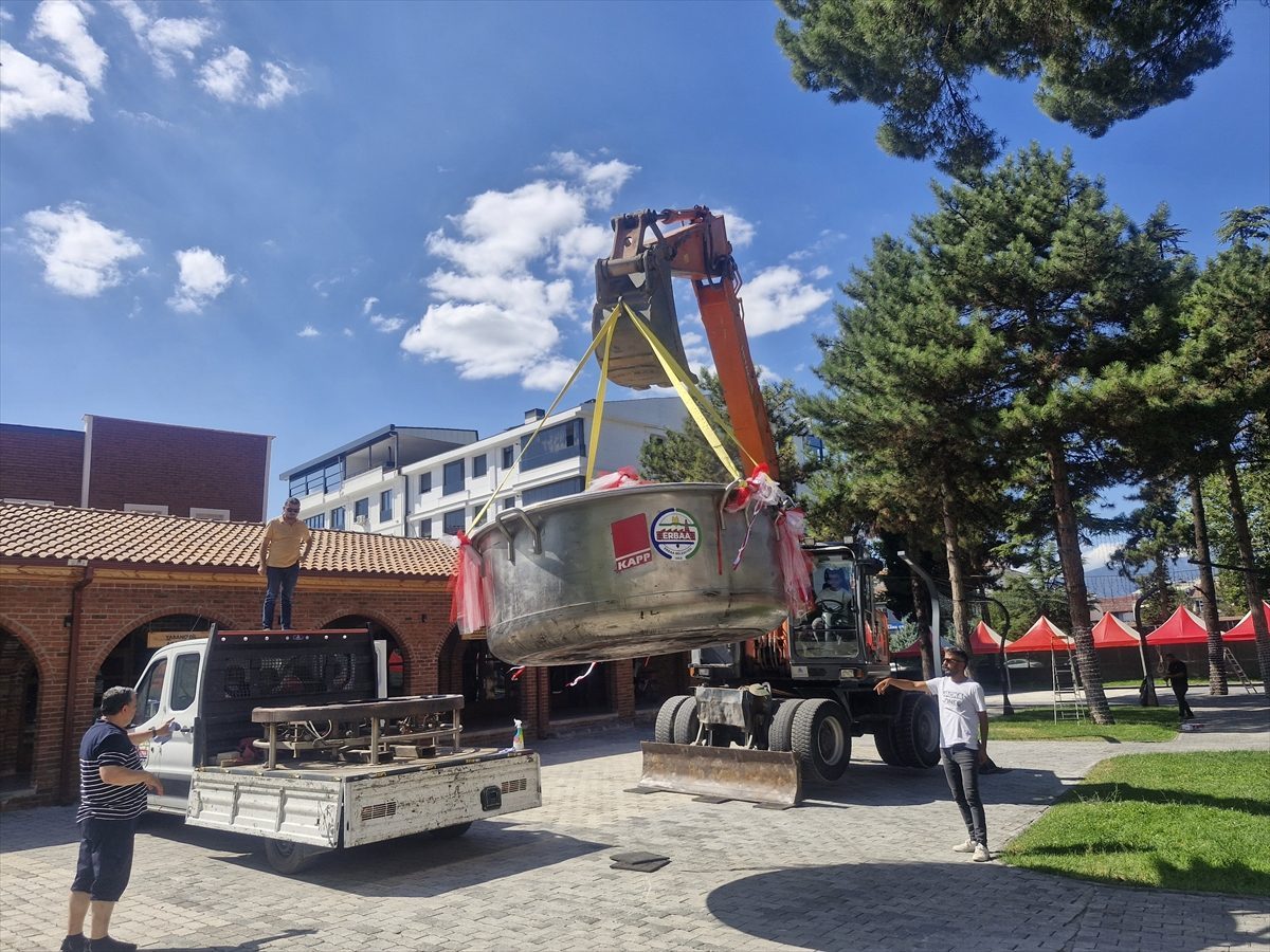 Tokat’ta yaklaşık 100 bin baklalı dolma pişirilecek 600 kilogramlık kazan iş makinesiyle indirildi