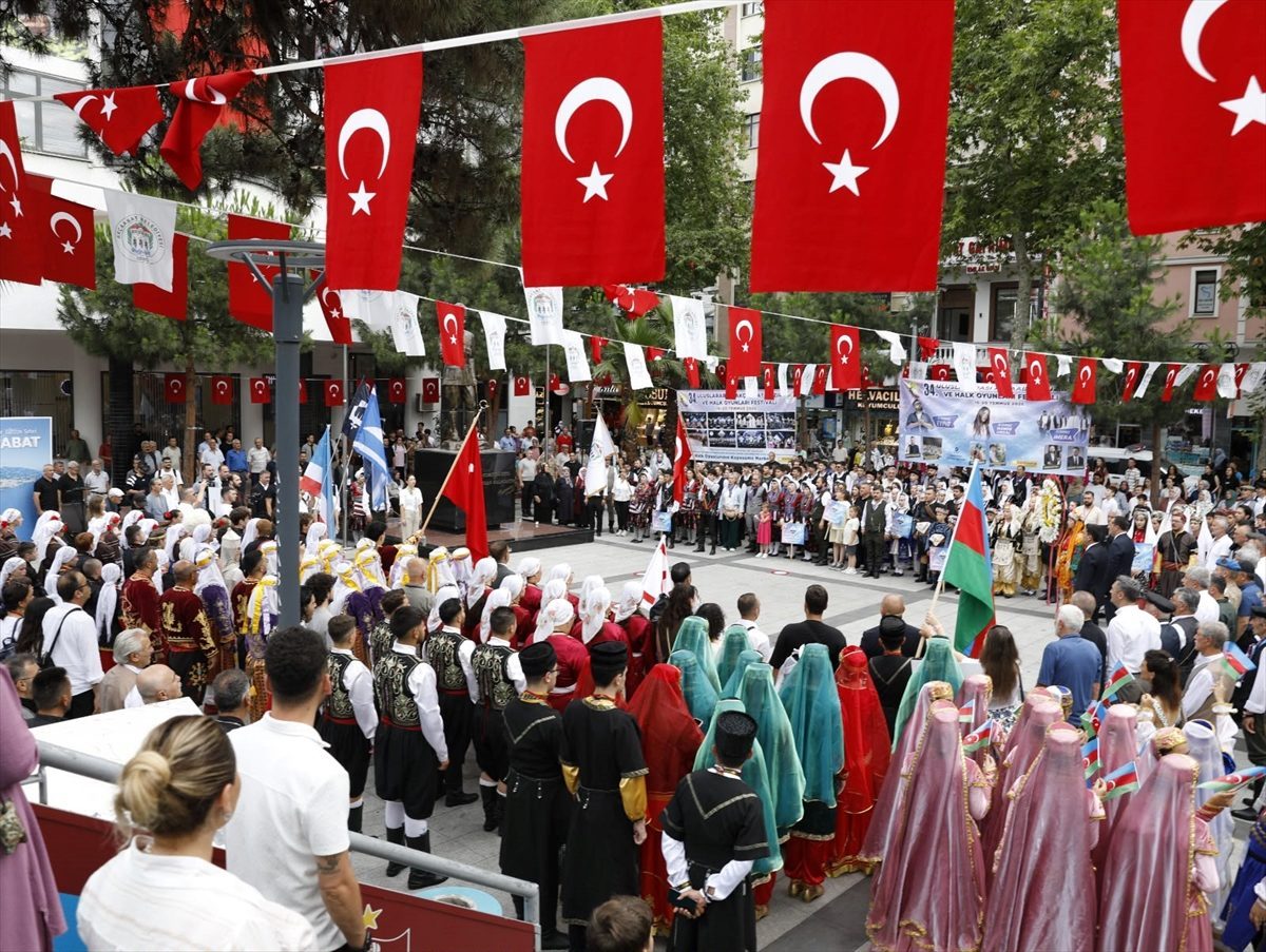 Trabzon’da “34. Uluslararası Akçaabat Müzik ve Halk Oyunları Festivali” sürüyor