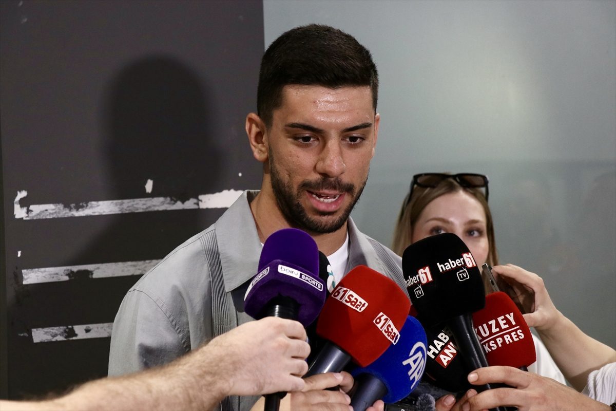 Trabzonspor’un transfer görüşmelerinde bulunduğu futbolcu Cenk Özkacar kente geldi