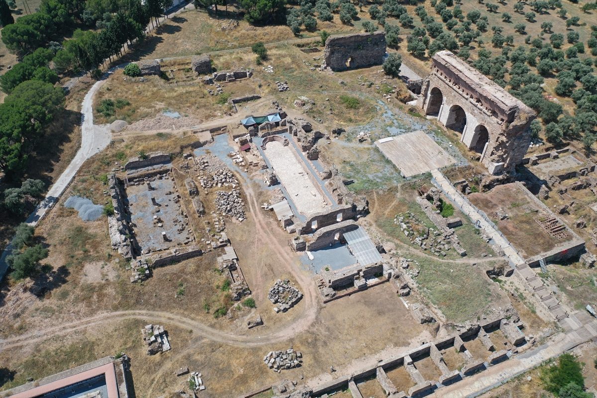 Tralleis’te 2 bin yıllık “olimpik” havuz gün yüzüne çıkarıldı