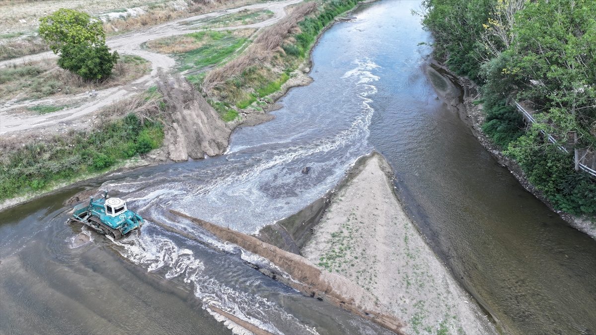 Tunca Nehri’nde DSİ’nin çalışmasıyla su akışı hızlandı