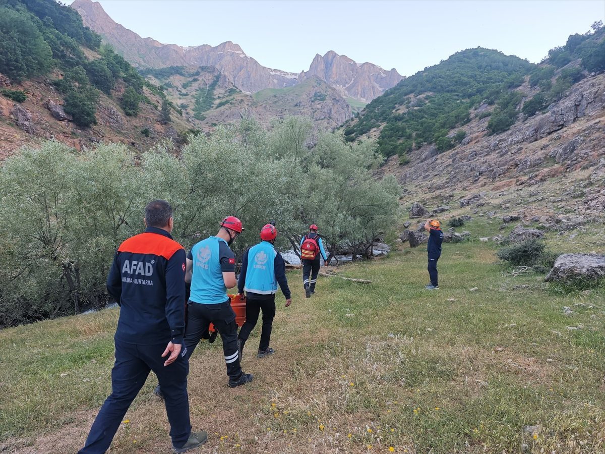Tunceli’de dağda ayağı kırılan kadın sedyeyle 2 kilometre taşınıp ambulansa ulaştırıldı
