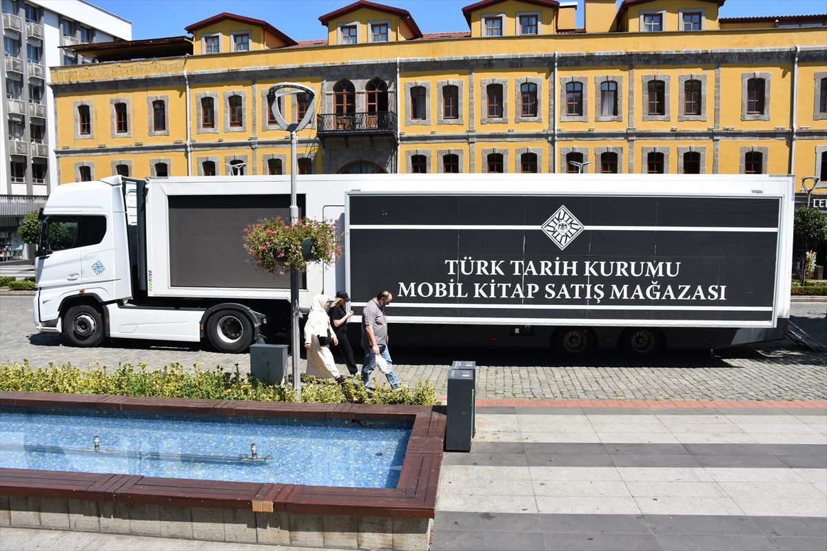 Türk Tarih Kurumunun “mobil kitap satış mağazası” Trabzon’a geldi