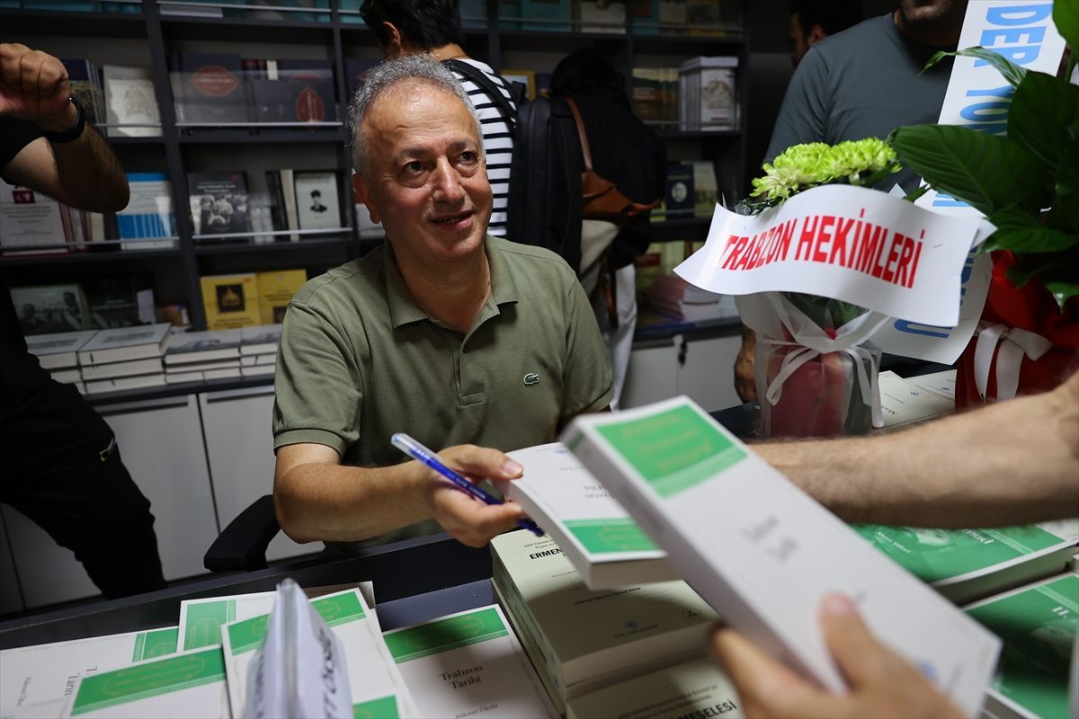 Türk Tarih Kurumunun Trabzon’daki “mobil kitap satış mağazası”nda imza günü etkinliği yapıldı