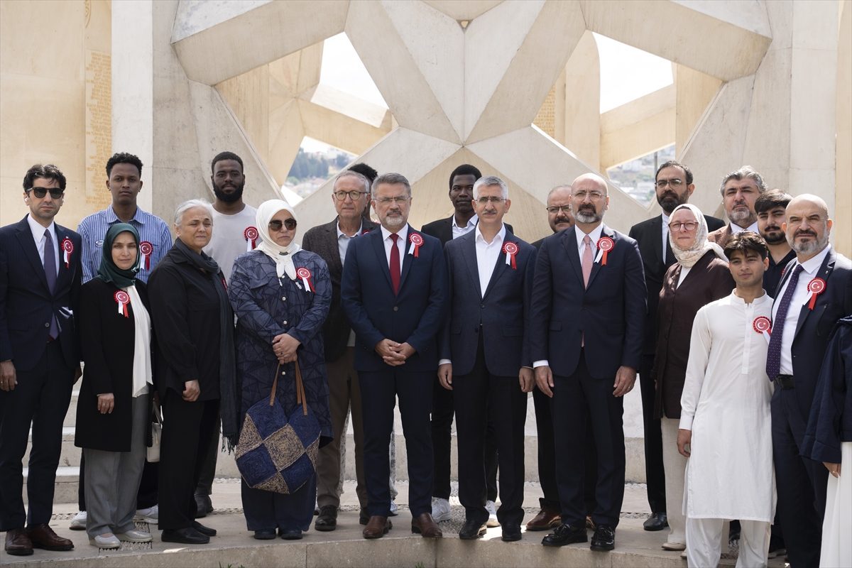 Türkiye Maarif Vakfı heyeti, 12 ülkeden öğrencilerle Hafıza 15 Temmuz Müzesi’ni ziyaret etti