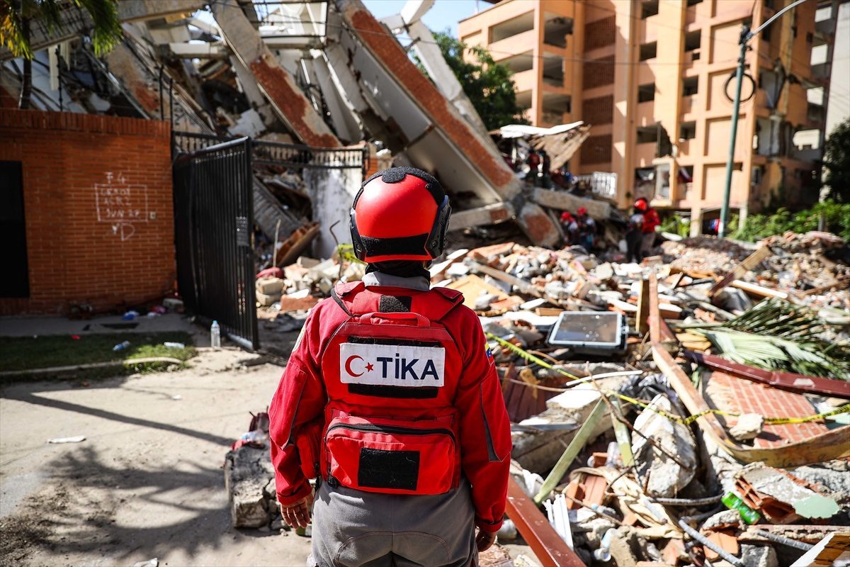 Türkiye’nin donattığı Venezuelalı afet müdahale birimi bir enkazdan diğerine koşuyor