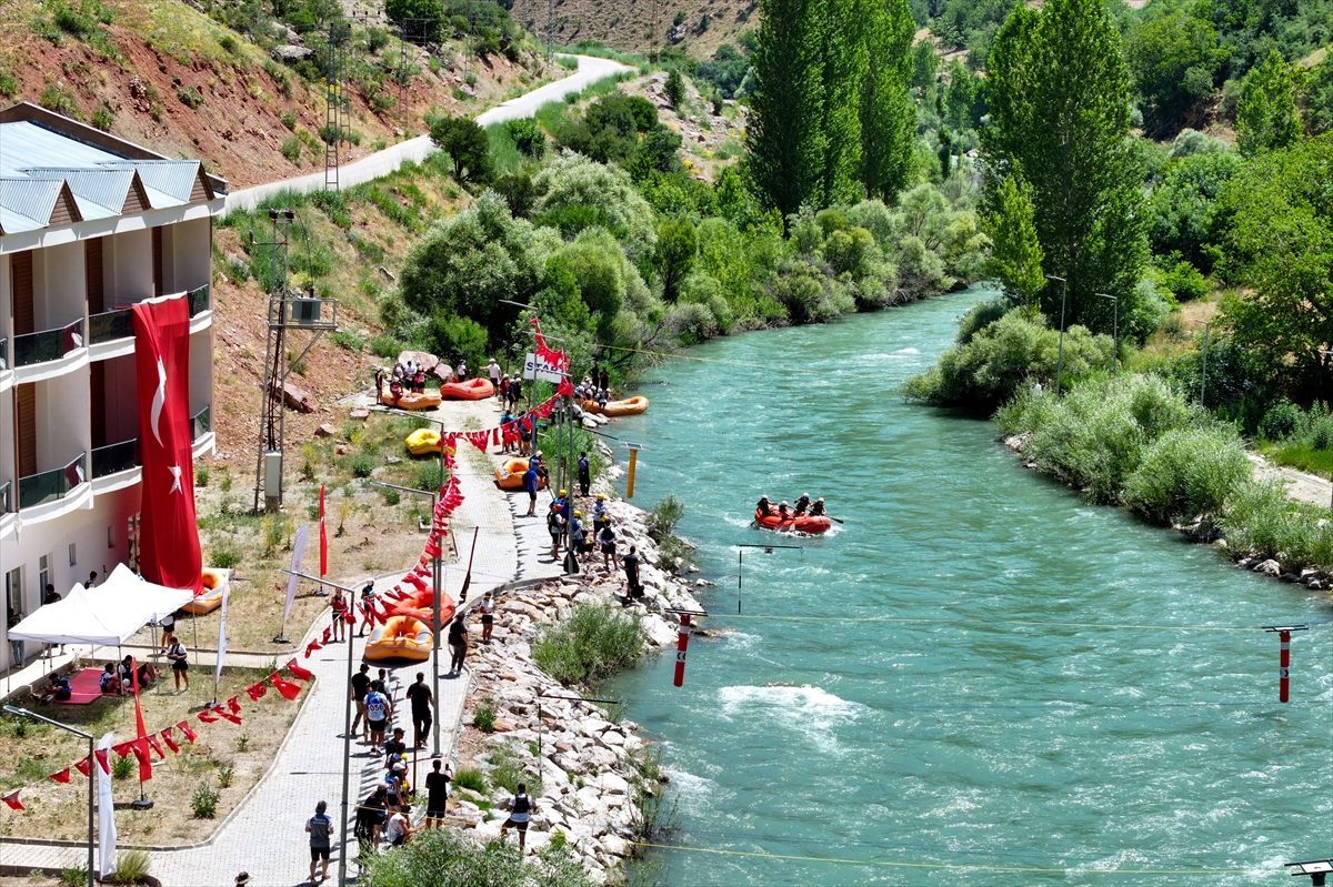 Türkiye’nin rafting sporcuları Çatak Çayı’nın akıntılı parkurunda buluştu