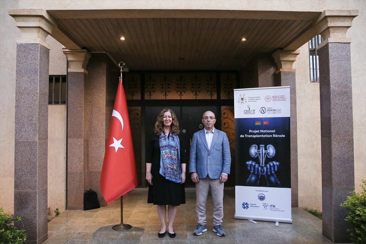 Türkiye’nin Vagadugu Büyükelçisi Esirgen, Burkina Faso’daki Türk organ nakli heyetini kabul etti