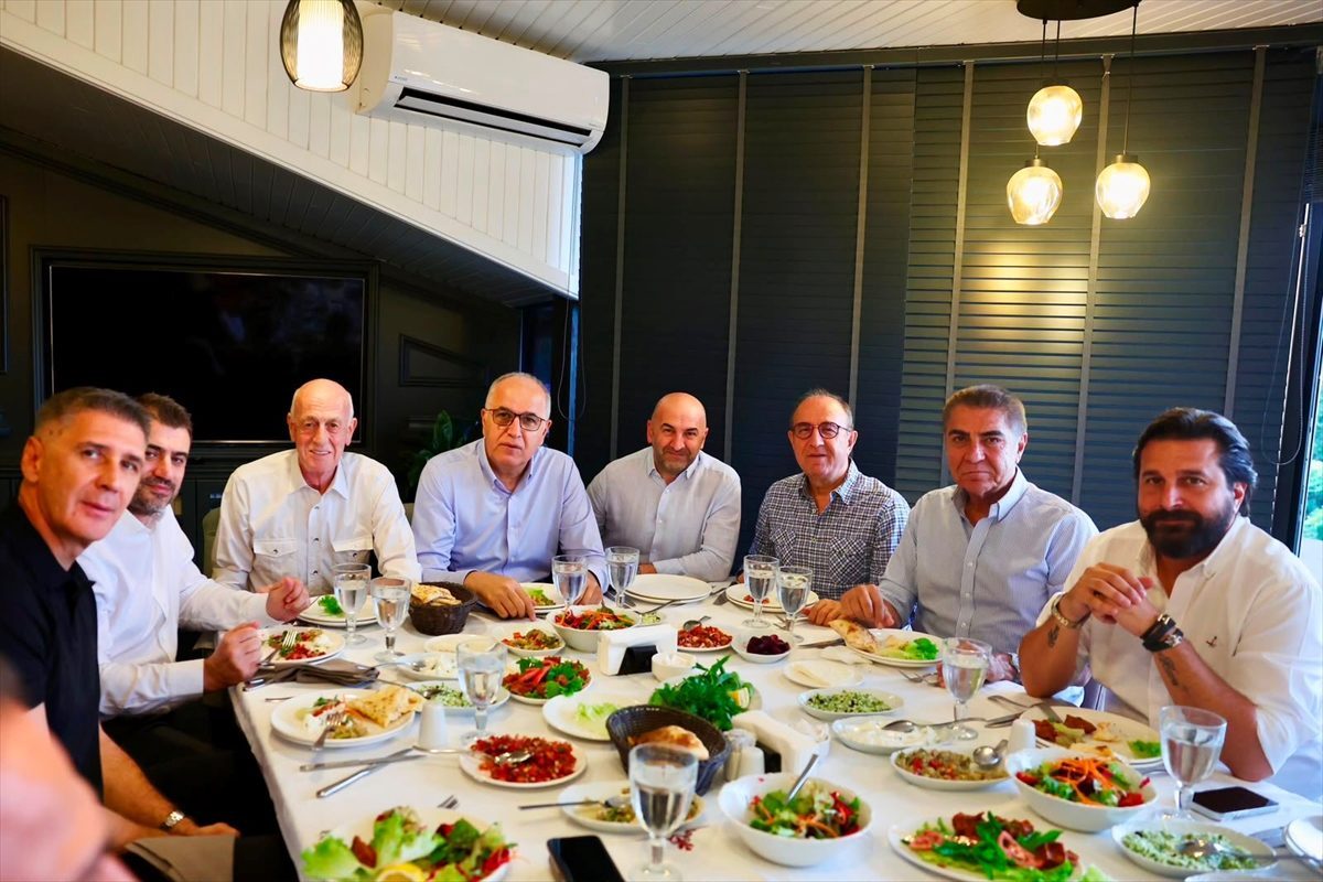 TVF Başkanı Mehmet Akif Üstündağ’dan A Milli Erkek Voleybol Takımı’na moral yemeği
