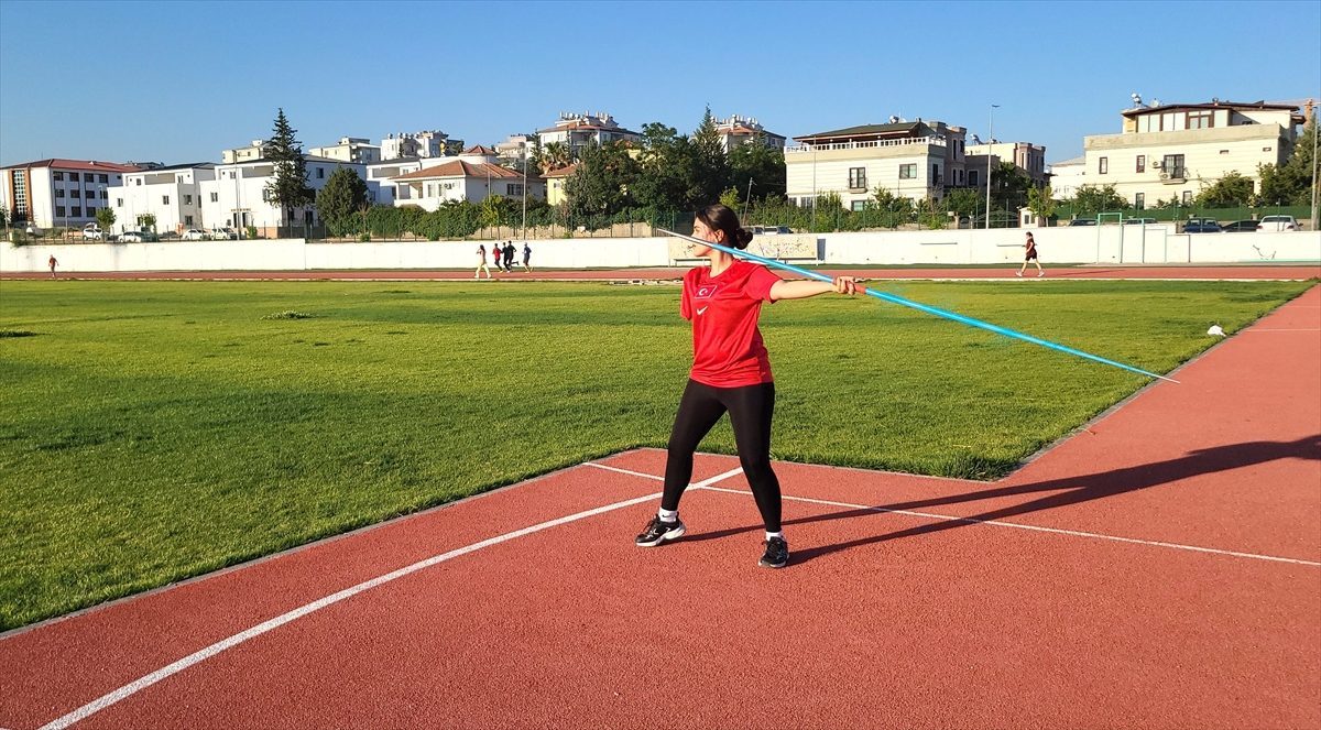 Üç dalda Türkiye birincisi olan depremzede Meryem’in hedefi olimpiyatlara katılmak