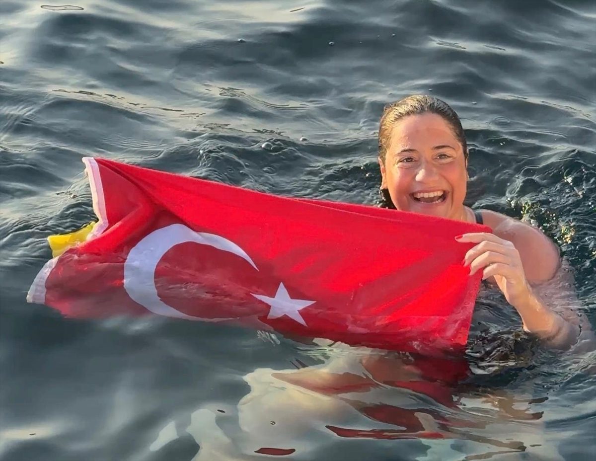 Ultra maraton yüzücüsü Aysu Türkoğlu, Tsugaru Kanalı’nı geçen en genç Türk oldu