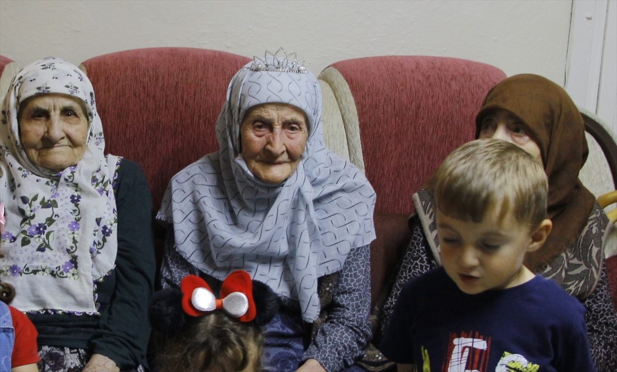“Ümmügül teyze”nin 100. yaşını beş kuşak bir arada kutladı