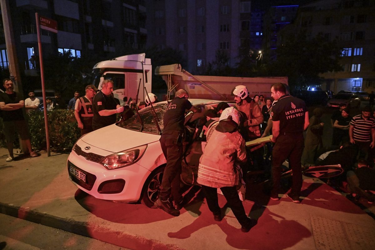 Ümraniye’de kamyon ile otomobilin çarpıştığı kazada 1’i ağır, 4 kişi yaralandı