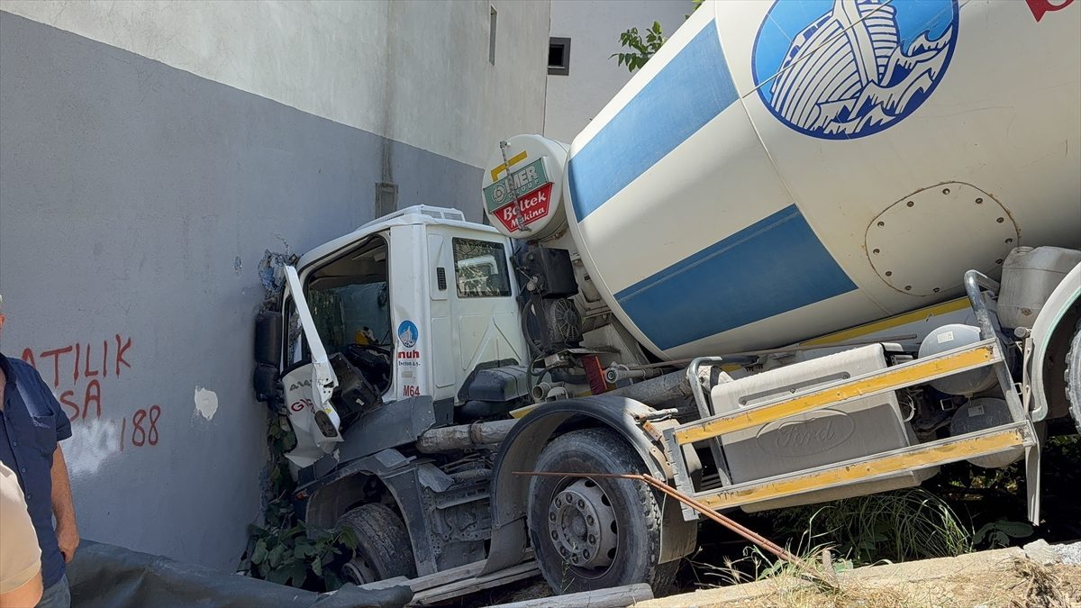 Ümraniye’de yokuştan inerken binaya çarpan beton mikserinin sürücüsü yaralandı