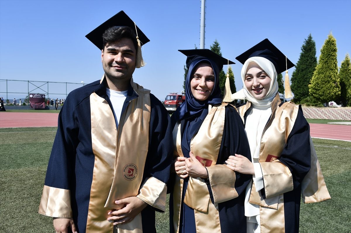 Üniversitedeki 5 yıllık eğitim yolculuğunu anne, kızı ve damadı birlikte tamamladı