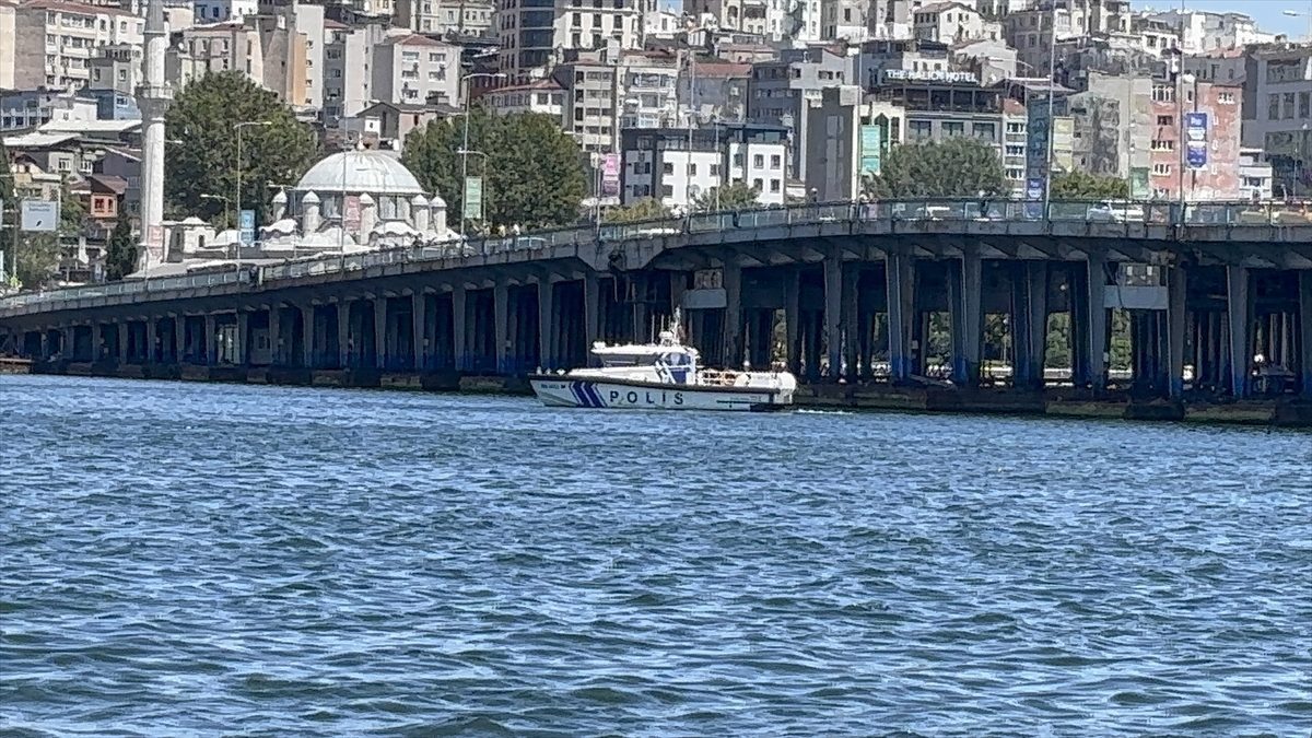 Unkapanı Köprüsü’ne temas eden tekneden düşen görevli için arama çalışması başlatıldı