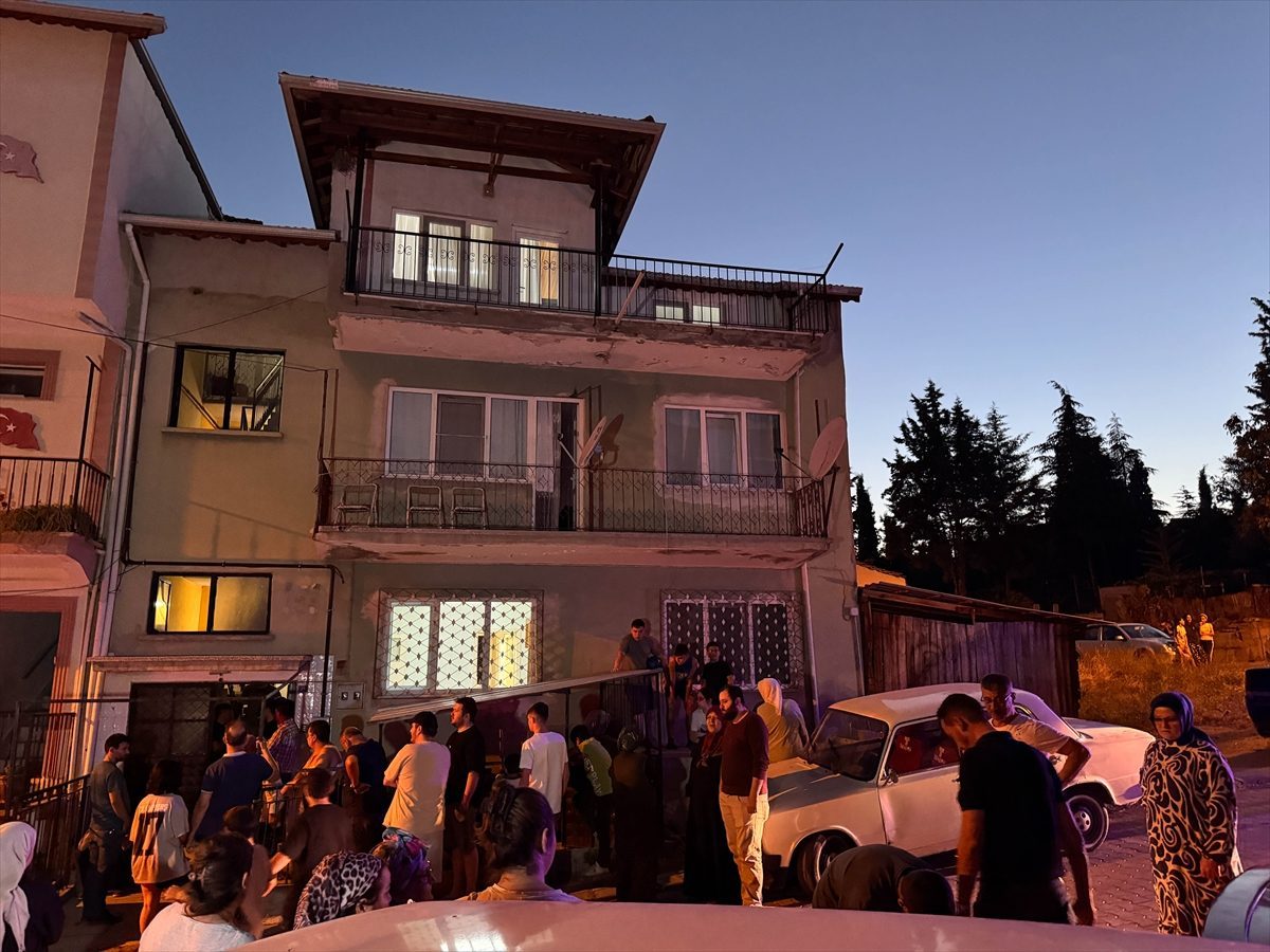 Uşak’ta dut toplamak için çıktığı çatıdan düşen kişi öldü